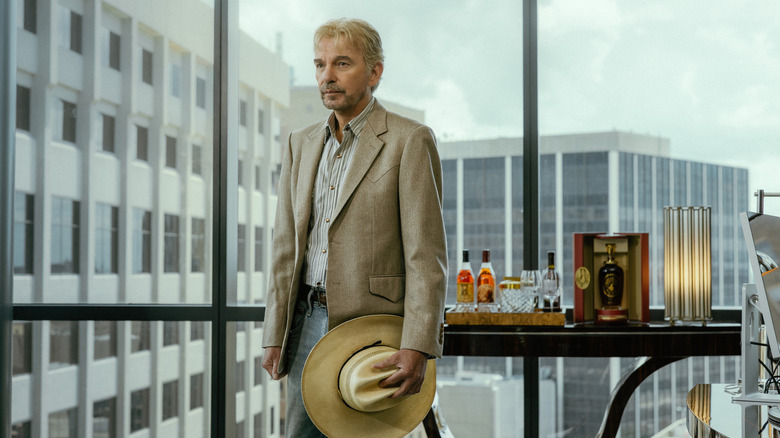 Tommy Norris de Billy Bob Thornton se tient dans un bureau à Landman.jpg