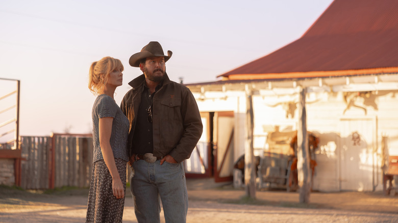 Rip Wheeler de Cole Hauser et Beth Dutton de Kelly Reilly se tiennent côte à côte devant leur ranch à Dutton Ranch