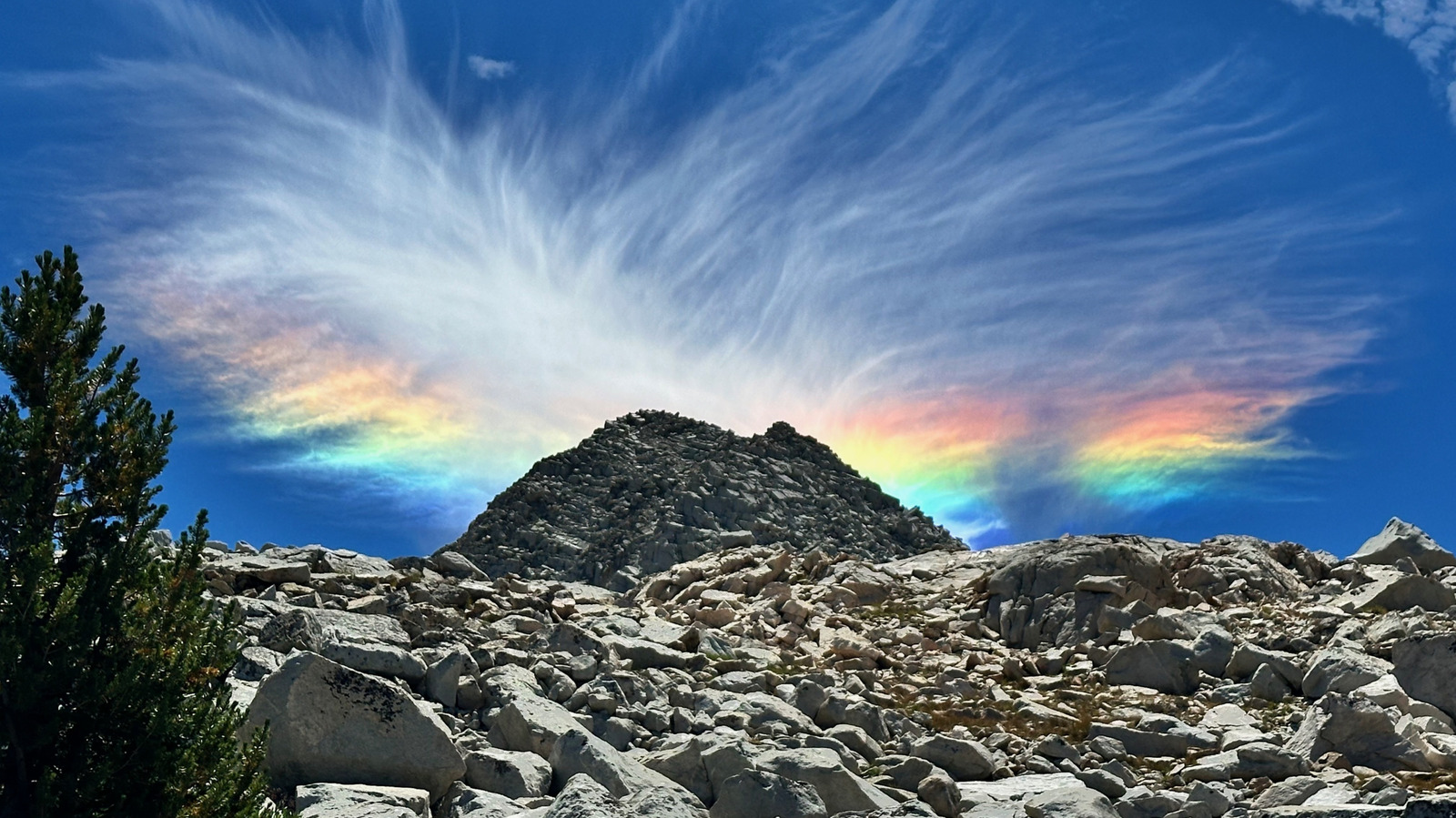 Le phénomène fascinant de l'arc-en-ciel de feu s'explique facilement par la science