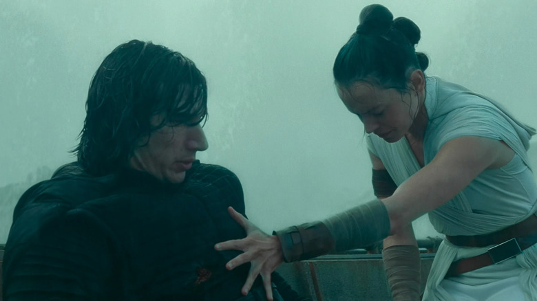 Rey guérit Ben Solo avec la Force