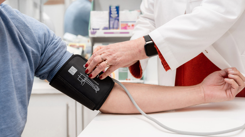 Un professionnel de la santé prend la tension artérielle d’un patient.