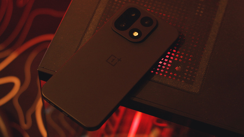 OnePlus 15 sur une armoire PC