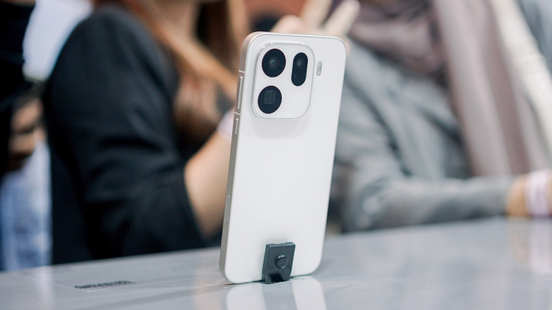 Oppo Find X9 Pro exposé dans un magasin