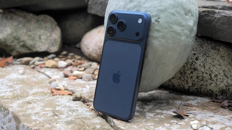 iPhone 17 Pro Max bleu posé sur un rocher