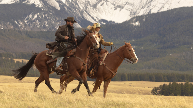 Rip Wheeler de Cole Hauser et Beth Dutton de Kelly Reilly montent à cheval sur leurs terres à Dutton Ranch