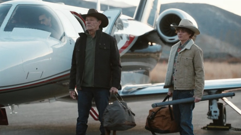 Tom Weaver de Chris Mulkey se tient à côté de la Tate Dutton de Brecken Merrill alors qu'un avion attend derrière eux dans Marshals