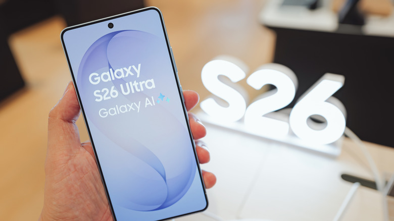 personne tenant un Samsung Galaxy S26+