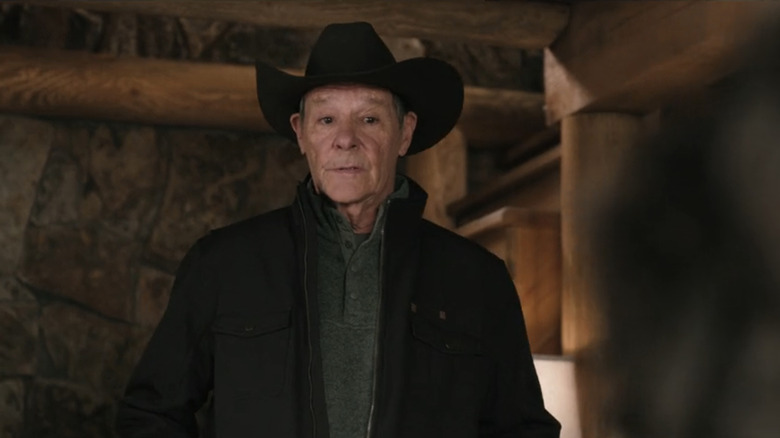 Tom Weaver de Chris Mulkey se tient dans la cabine de Kayce Dutton dans Marshals