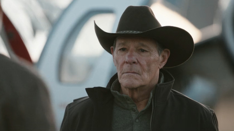 Tom Weaver de Chris Mulkey se tient à côté d'un avion dans Marshals