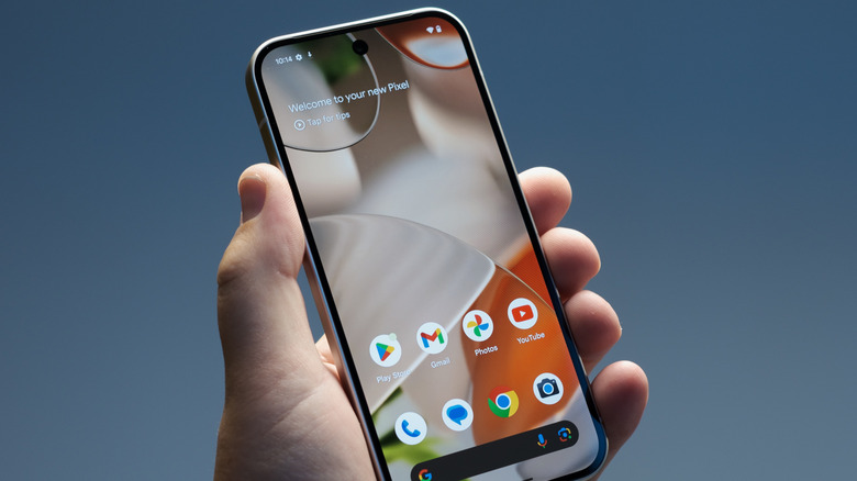 Personne tenant un smartphone Pixel 9