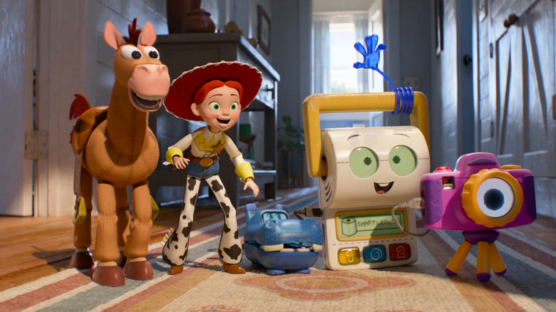 Bullseye, Jessie, Atlas, Smarty Pants et Snappy dans un couloir dans Toy Story 5