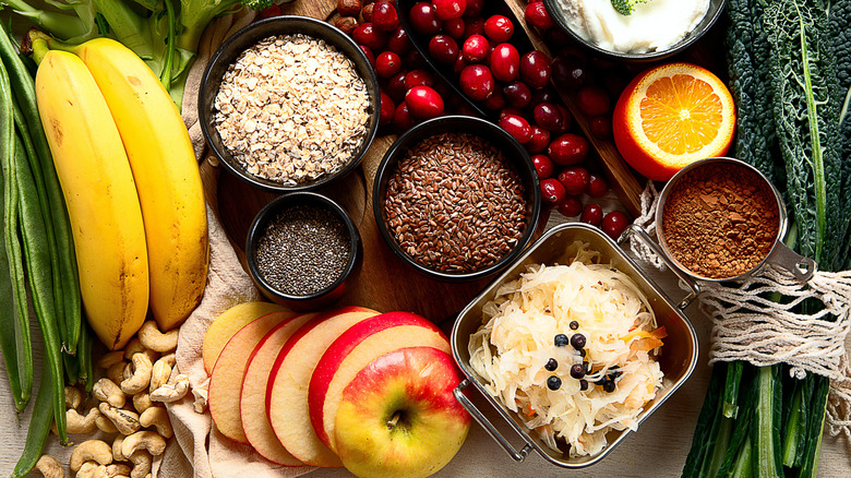 Une collection d'aliments riches en fibres comprenant des grains entiers, des fruits et des légumes