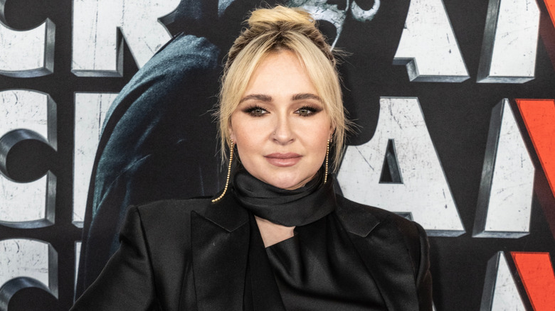 Hayden Panettiere posant sur le tapis rouge portant un blazer en satin noir