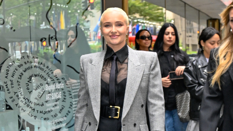 Hayden Panettiere marchant avec une chemise transparente, une cravate et un blazer
