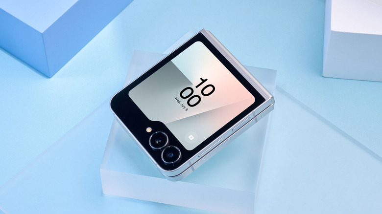 Samsung Galaxy Z Flip 7 FE sur une table