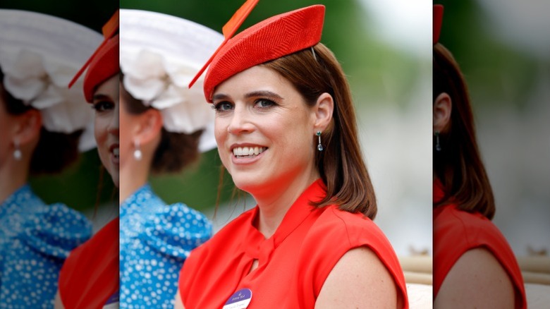 La princesse Eugénie sourit à une course de chevaux