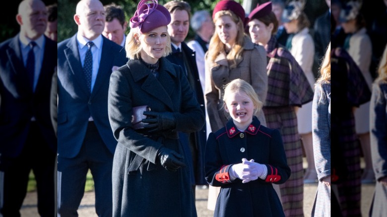 Zara et Lena Tindall se promènent avec des membres de la famille royale aux services de Noël de Sandringham