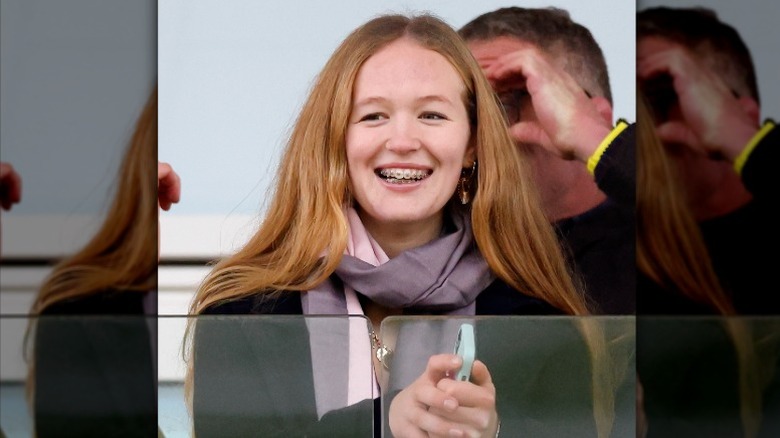Savannah Phillips regarde les courses de chevaux de Cheltenham