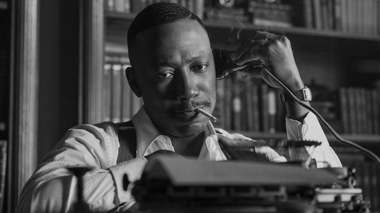 Robbie au téléphone regardant sa machine à écrire dans Spider-Noir