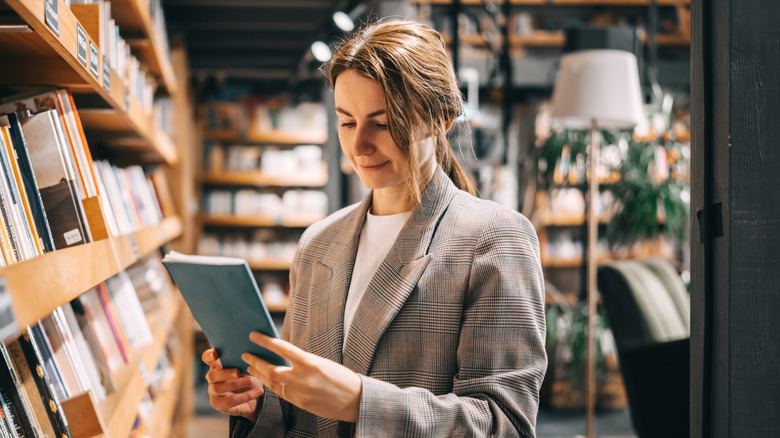 Femme regardant un livre