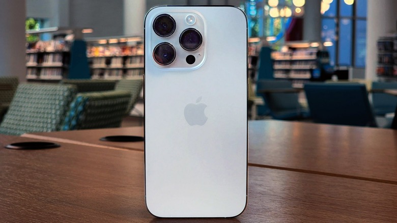 iPhone 14 Pro posé verticalement sur une table