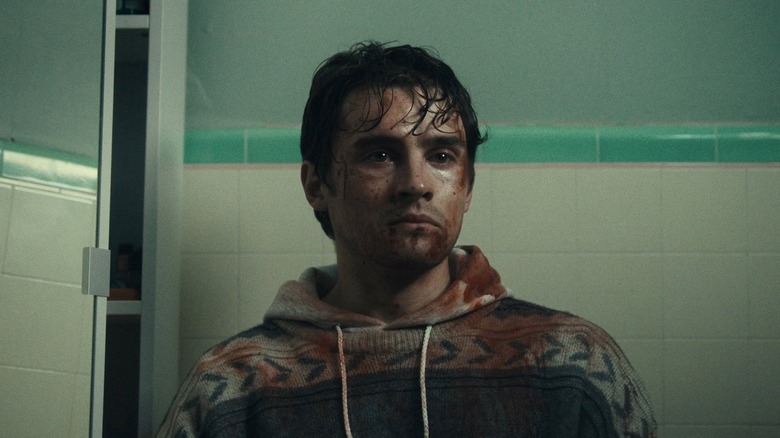 Michael Johnston dans le rôle de l'ours couvert de sang dans une salle de bain dans Obsession