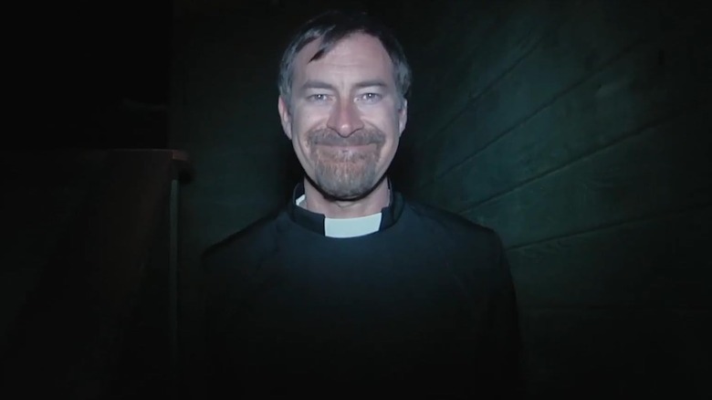 Mark Duplass dans le rôle du père Tom Durkin debout dans le noir dans The Creep Tapes