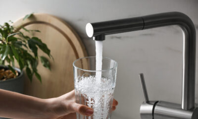 Qu'est-ce que cela signifie lorsque l'eau du robinet sent soudainement