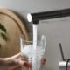 Qu'est-ce que cela signifie lorsque l'eau du robinet sent soudainement
