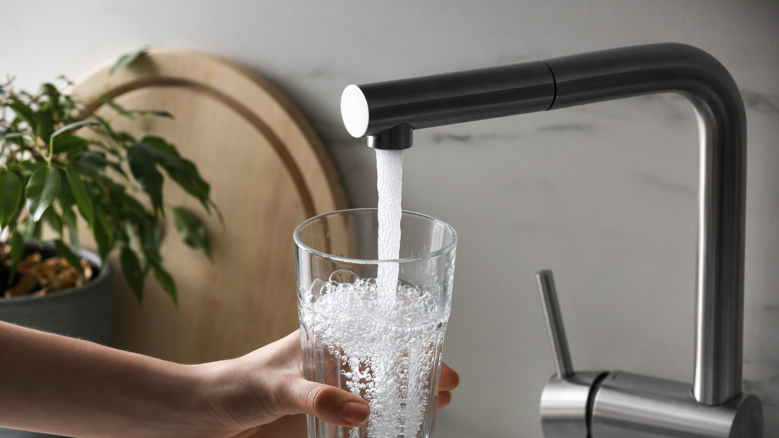 Qu'est-ce que cela signifie lorsque l'eau du robinet sent soudainement