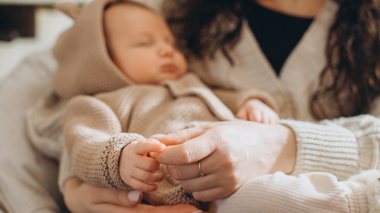 Une femme tient son bébé.
