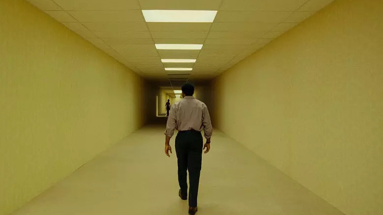 Clark traverse les Backrooms apparemment sans fin