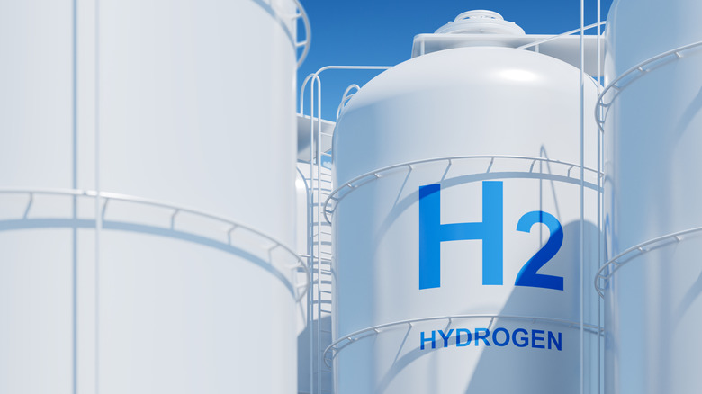Silos de gaz hydrogène, blancs et grands contre un ciel clair