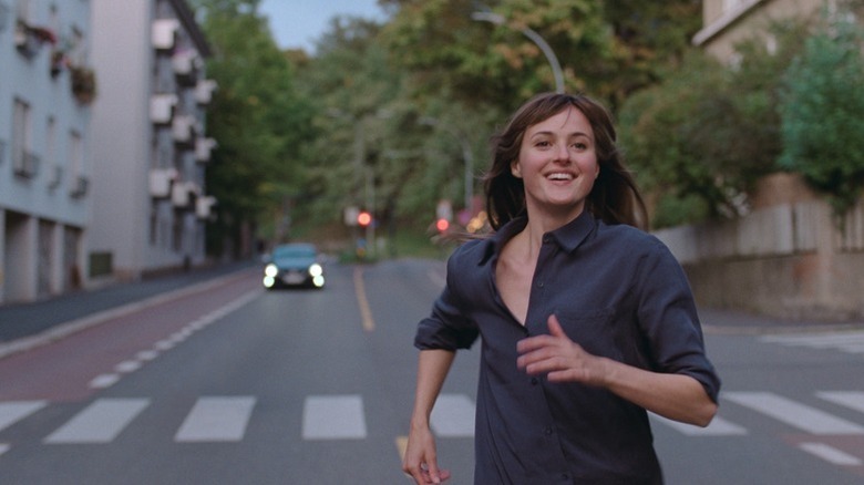 Julie courant dans la rue dans La pire personne du monde