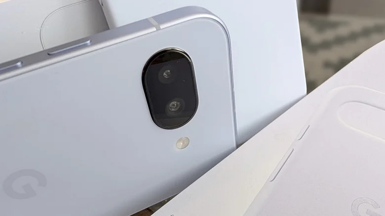 Gros plan sur le module caméra du Pixel 9a