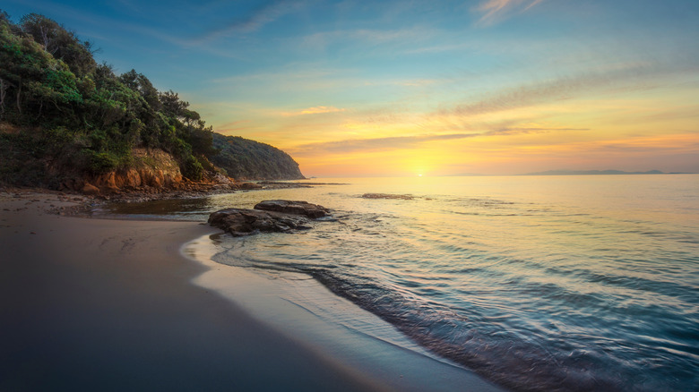 Plage de Cala Violina au coucher du soleil