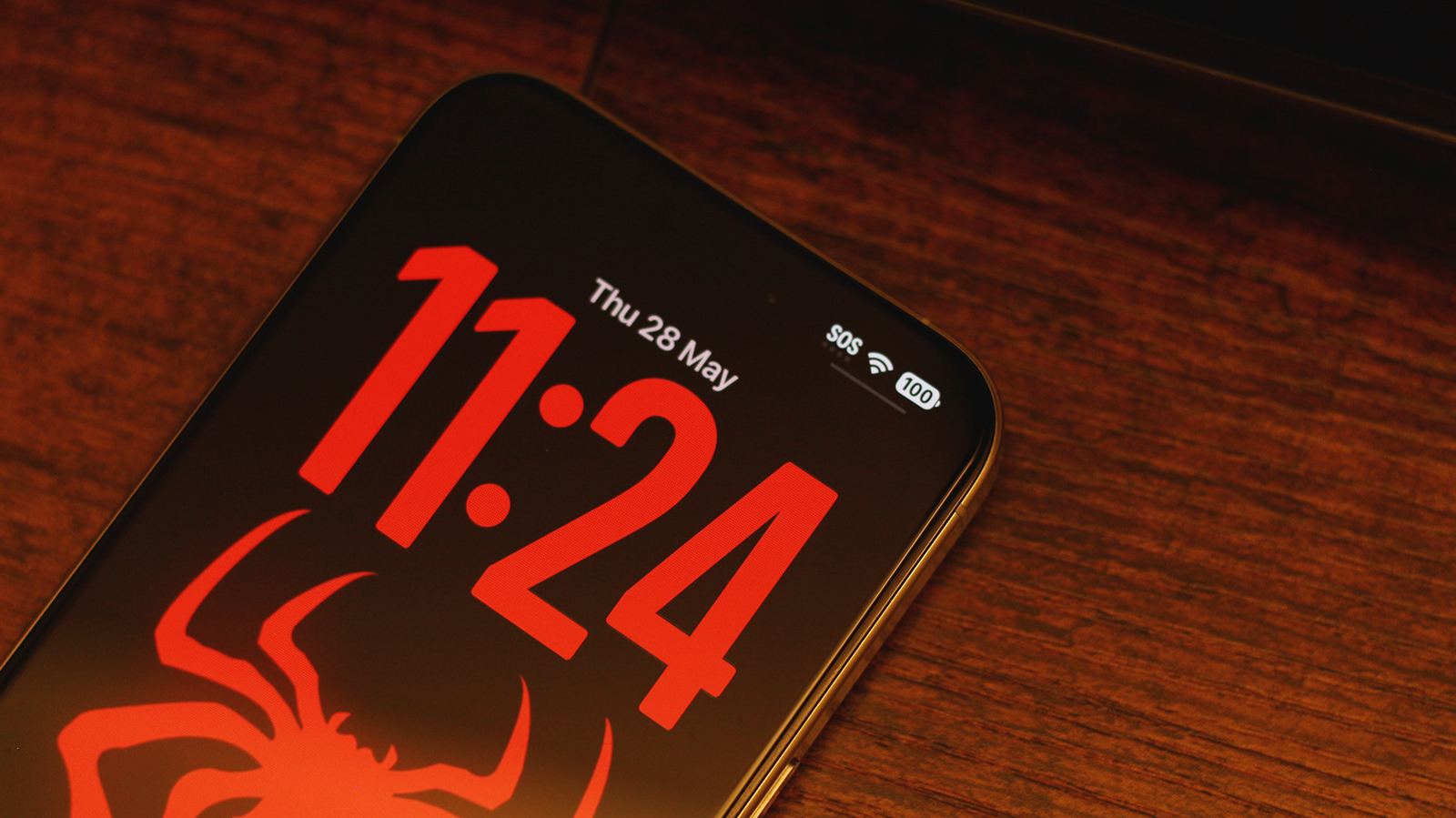 À quoi sert la ligne sous l'icône de la batterie sur l'écran de verrouillage de votre iPhone ?