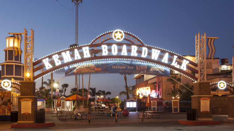L'arche d'entrée de Kemah Boardwalk éclairée la nuit.