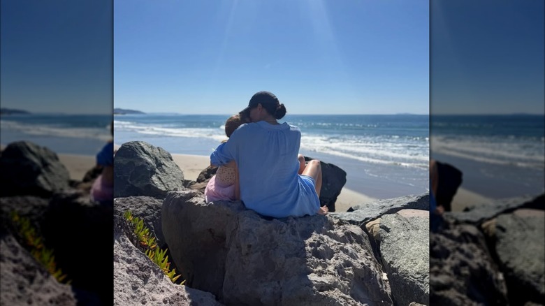 Meghan Markle et Lilibet sur la plage.