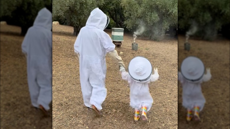 Meghan Markle apicole avec Lilibet.