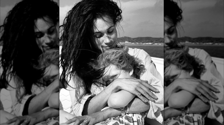 Meghan Markle embrasse Lilibet sur la plage.