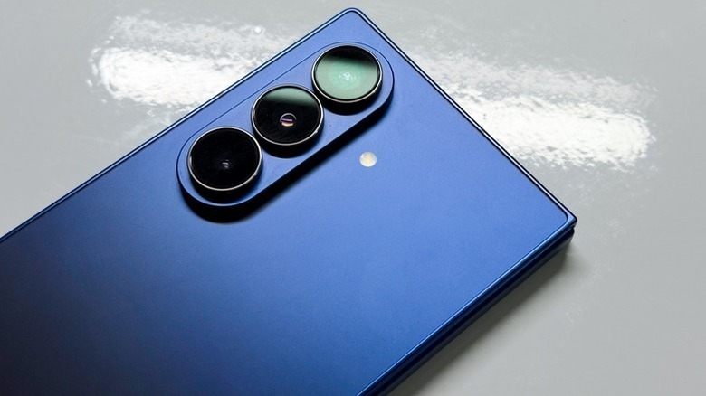 Samsung Galaxy Z Fold 7 fermé sur la table