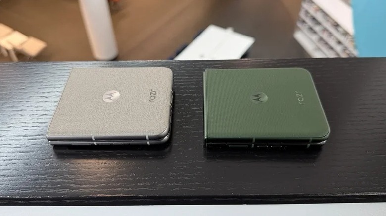 Deux Motorola Razr Ultras fermés sur une balustrade