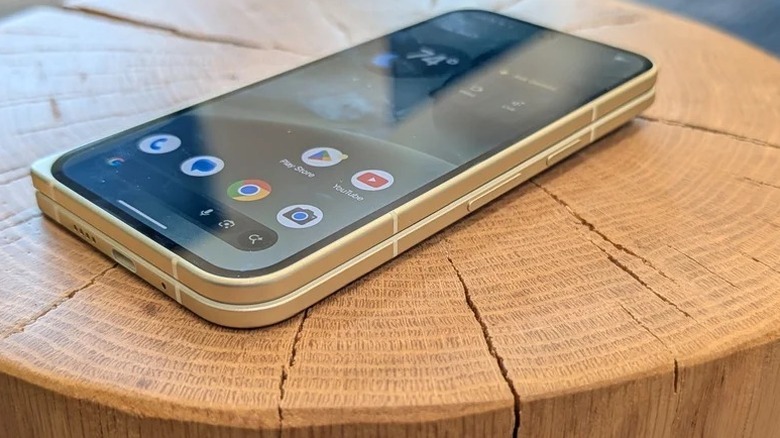Google Pixel 10 Pro Fold fermé sur une table