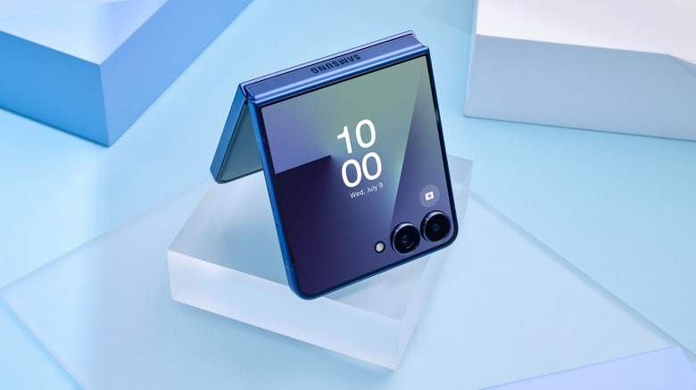 Samsung Galaxy Z Flip 7 posé sur des blocs