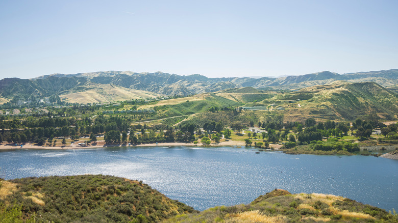Une vue aérienne du lac Castaic montrant les nombreuses plages.