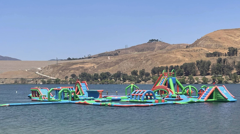 Une vue du parc Cali Splash depuis la rive du lac Castaic.
