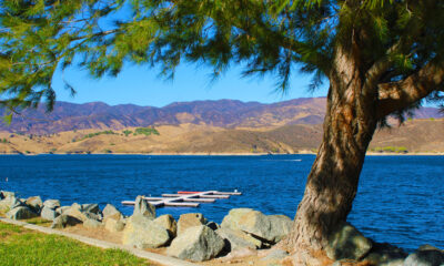 Le plus grand lac du comté de Los Angeles est un paradis de baignade en été avec un parc aquatique gonflable amusant