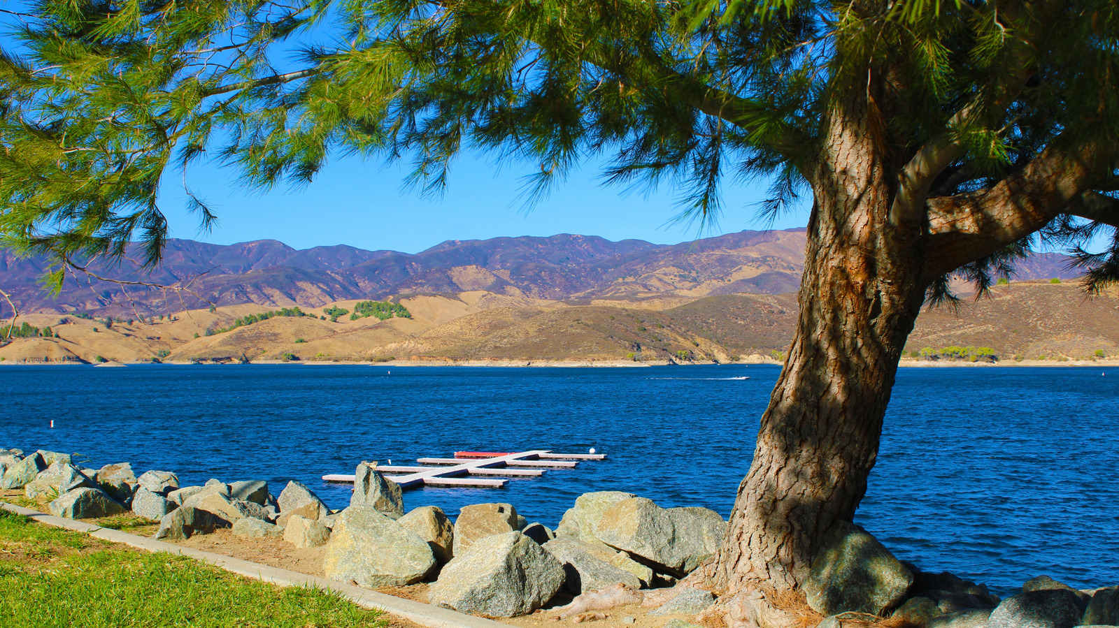 Le plus grand lac du comté de Los Angeles est un paradis de baignade en été avec un parc aquatique gonflable amusant