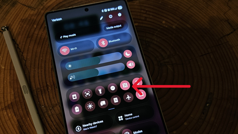 Panneau de paramètres rapides sur Samsung Galaxy S25 Ultra avec flèche pointant vers la bascule NFC
